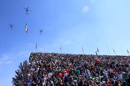 Los asistentes observan a los helicópteros que desplegaron las banderas mexicanas al inicio de la carrera, en el autódromo Hermanos Rodríguez.