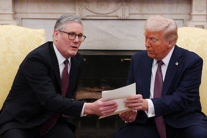 El primer ministro británico, Keir Starmer, entrega una carta del rey Carlos III al presidente estadounidense, Donald Trump, este jueves en la Casa Blanca.