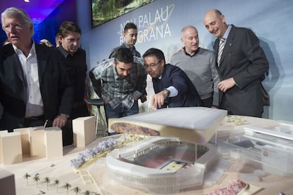 Bartomeu mostra la maqueta del Palau a Navarro.