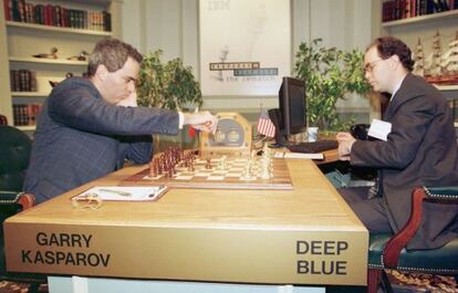 Enfrentamiento entre el campeón del mundo de ajedrez, Gary Kasparov y el superordenador de IBM 'Deep Blue', en Nueva York. En la imagen, Kasparov (izda), hace su segundo movimiento en la la sexta y última partida, ante la máquina manejada por Joe Hoane. El enfrentamiento fue ganado por la máquina.