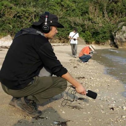 Yoshihiro Yawasaki, grabando el sonido del agua de mar.