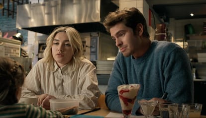 Florence Pugh y Andrew Garfield, en 'Vivir el momento'.