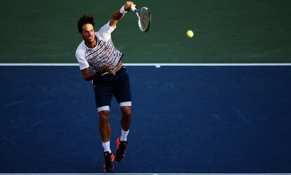 Feliciano ejecuta un servicio contra Fognini.