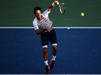 Feliciano ejecuta un servicio contra Fognini.