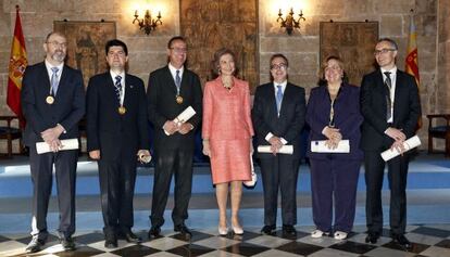 La reina Sofia junto a Jos&eacute; Vicente Tom&aacute;s, Javier Garc&iacute;a, Pedro Jordano, Enrique Sentana, Lina Badim&oacute;n y &Aacute;ngel Rubio.
 