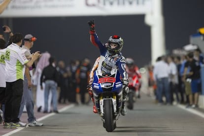Lorenzo celebra la victoria al final de la carrera de ayer. 