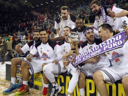 Los jugadores del Madrid celebran el título.