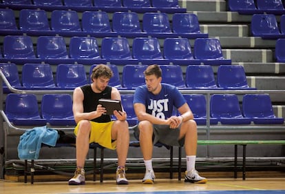 Pau, con su hermano Marc durante un receso en uno de los entrenamientos que llevaron a cabo en el Palau Blaugrana en 2011.