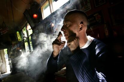 Un hombre fuma cannabis en un &#039;coffeeshop&#039;.