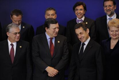 Los presidentes de Francia, Nicolas Sarkozy, y de la Comisión Europea, Jose Manuel Durao Barroso, bromean en la cumbre del pasado 30 de enero.