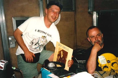 Los periodistas musicales Andy Kershaw (izquierda) y John Peel.