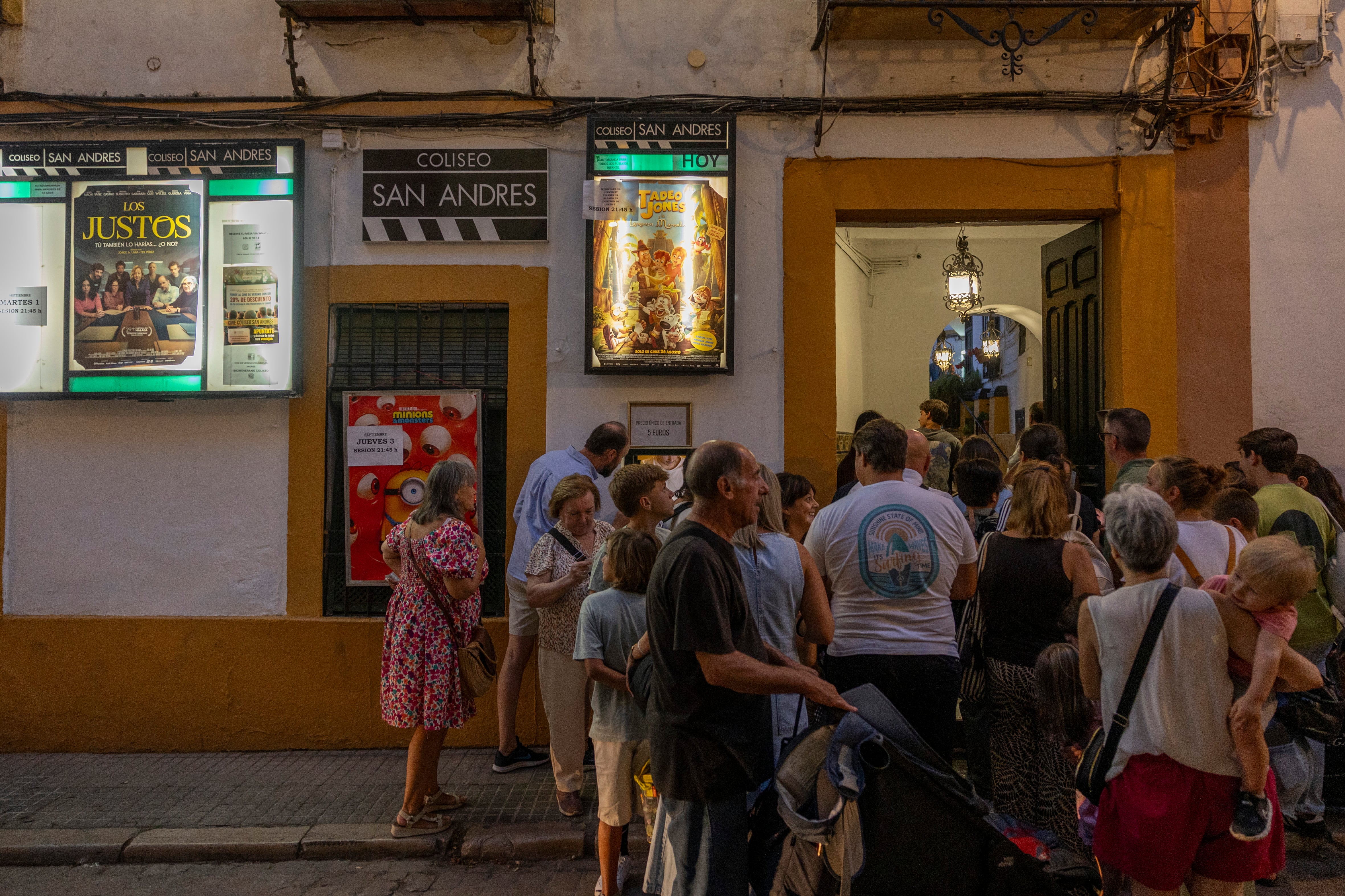 Varias personas entran en el Cine de verano Coliseo San Andrés, en Córdoba.