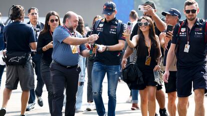 Max Verstappen, el piloto neerlandés de Fórmula 1, atiende a un grupo de aficionados en los garajes.