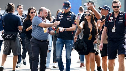 Max Verstappen, el piloto neerlandés de Fórmula 1, atiende a un grupo de aficionados en los garajes.