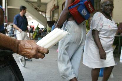 Una mujer vende velas en una calle de La Habana.