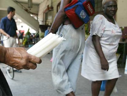 Una mujer vende velas en una calle de La Habana.