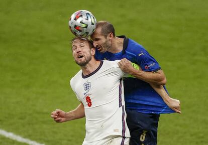 El inglés Harry Kane, y el italiano Giorgio Chiellini luchan por el balón durante la final del campeonato de fútbol de la Eurocopa 2020 en el estadio de Wembley en Londres.