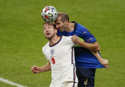 El inglés Harry Kane, y el italiano Giorgio Chiellini luchan por  el balón durante la final del campeonato de fútbol de la Eurocopa 2020 en el estadio de Wembley en Londres.