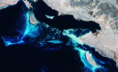 Así se ven los arrecifes de coral a las orillas del Mar Rojo en la costa de Arabia Saudí. La escasa profundidad de las zonas pegadas a la costa y el hecho de que estén plagas de arrecifes de coral es lo que le da el color azul eléctrico que se aprecia en la foto. Este mar se encuentra en una zona sin apenas lluvias torrenciales. En él desembocan pocos ríos, por eso su agua no suele mancharse de sedimentos y la mayor parte del tiempo es tan azul como se aprecia en la imagen. En ocasiones, la proliferación de algas forma extensas redes que, cuando mueren, tiñen el agua del color rojizo que le da nombre.