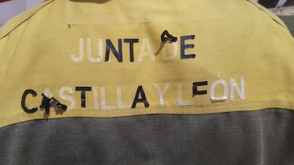 Detalle de un traje de bomberos de la Junta de Castilla y León, en una imagen cedida. 