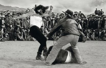 Las mujeres liberan viejas rencillas en el combate.