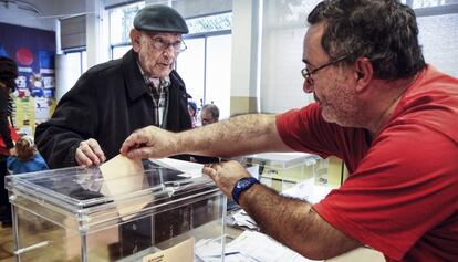 Un anciano frente a una urna durante las elecciones generales de 2011.