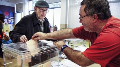 Un anciano frente a una urna durante las elecciones generales de 2011.