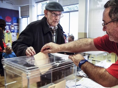 Un home davant d'una urna a les eleccions generals del 2011.