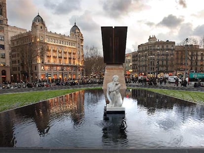 Las fuentes y los estanques de la plaza de Catalunya de Barcelona volvieron a lucir ayer como hace un año: llenos de agua.