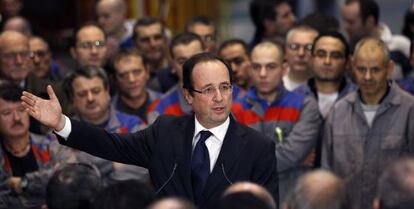 Hollande junto a los obreros de la fábrica de Alstom, en Le Creusot, Francia.