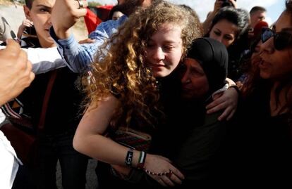 Ahed Tamimi na chegada a seu povoado natal, Nabi Saleh, no domingo.