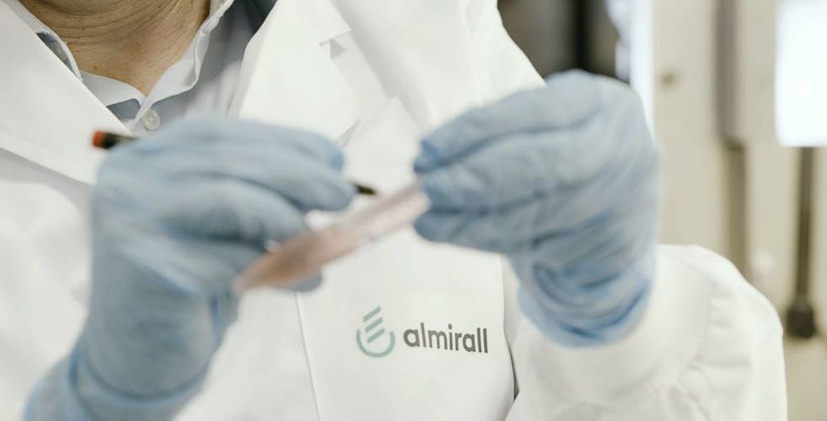 Almirall eleva el beneficio un 72%, con un aumento de ingresos del 12,7% y confirma previsiones