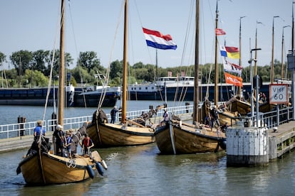 Los barcos participantes desfilan hasta la capital desde la esclusa de Zeesluis Ijmuiden, que sirve al puerto de Ámsterdam a través del Canal del Mar del Norte. En su travesía, les acompañan numerosas embarcaciones de aficionados. Tras su llegada, los grandes veleros históricos podrán visitarse gratuitamente hasta el domingo.