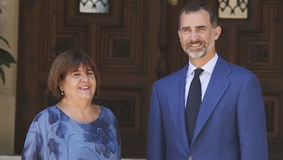 El Rey Felipe VI recibe a la presidenta del Parlamento Balear, Xelo Huertas (Podemos), en julio de 2015.