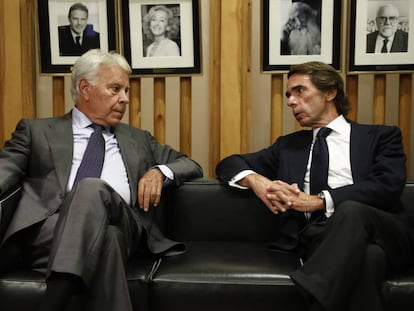 Felipe González (izquierda) y José María Aznar, antes del debate.