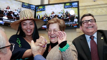 La ministra del Trabajo, Gloria Inés Ramírez, festeja la aprobación de la reforma en el Senado, el 23 de abril.