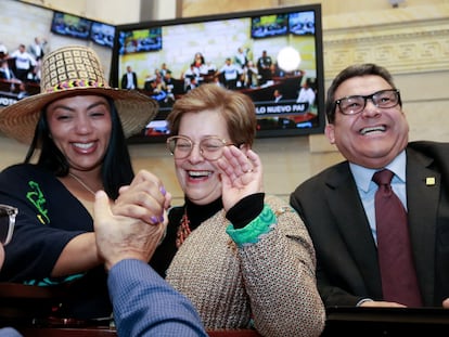 La ministra del Trabajo, Gloria Inés Ramírez, festeja la aprobación de la reforma en el Senado, el 23 de abril.