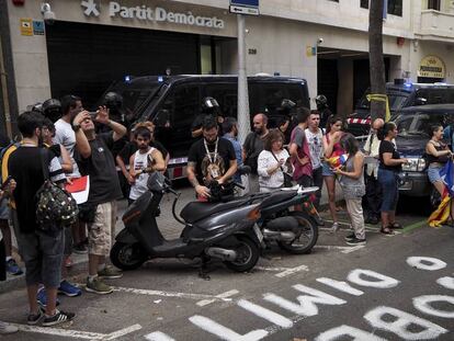 Escrache de los CDR ante la sede del PDeCAT