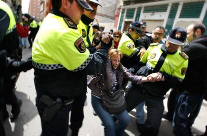 Efectivos de la policía municipal arrastran a la diputada de Ezquerra Unida, Marga Sanz, durante las protestas contra el derribo de una casa en el Cabanyal.