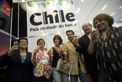 Nubia Macías, directora de la FIL, y los escritores Cecilia García Huidobro, Nona Fernández, Arturo Fontaine, Antonio Skármeta y Marcela Serrano.