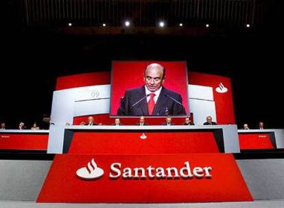 Emilio Botín se dirige a los accionistas del Santander en la junta de ayer.