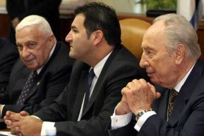 Ariel Sharon (a la izquierda) y el laborista Simón Peres (a la derecha), ayer durante una reunión del Gabinete israelí.