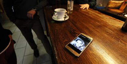 En la pantalla del móvil, una foto de Matilde Teresa de Castro, la primera víctima de violencia machista en 2017.