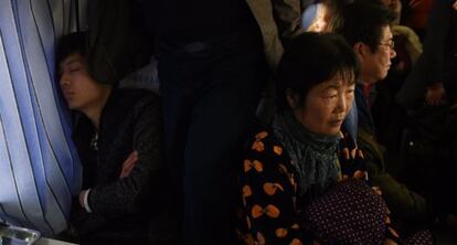 Pasajeros de camino a Shijiazhuang, en China, para celebrar el Año Nuevo lunar.