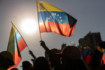 Cientos de ciudadanos venezolanos residentes en Chile, asisten a una protesta contra Nicols Maduro, en Santiago, Chile.