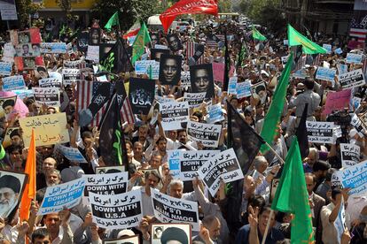 Manifestantes iraníes protestan contra EE UU tras el rezo del viernes.