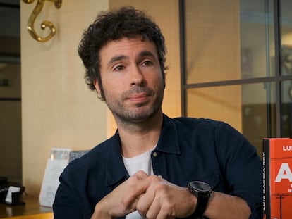 Luis García-Rey con su primera novela, 'Axel', en una captura de vídeo.