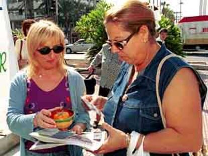 Mujeres del sindicato COAG reparten tomates en Almería.