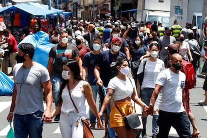 Dezenas de pessoas caminham no centro de São Paulo no dia 18 de dezembro.