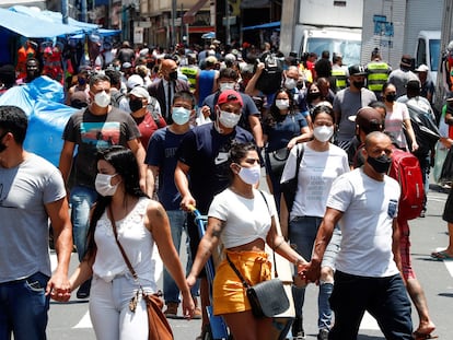 Dezenas de pessoas caminham no centro de São Paulo no dia 18 de dezembro.